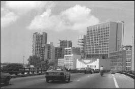 La ville principale du pays, Abidjan, est ouverte à la modernite
